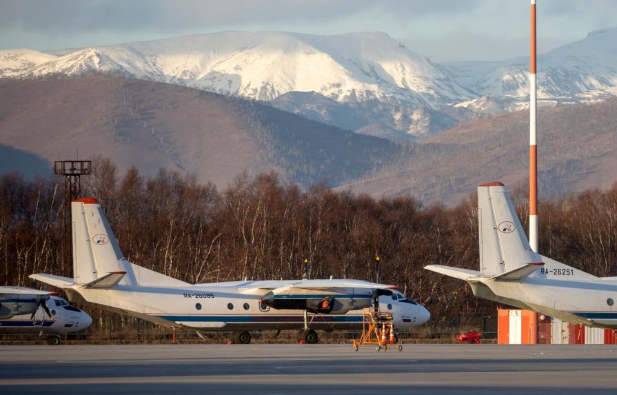 Hallan los restos del avión que se estrelló en Rusia con 28 personas a bordo