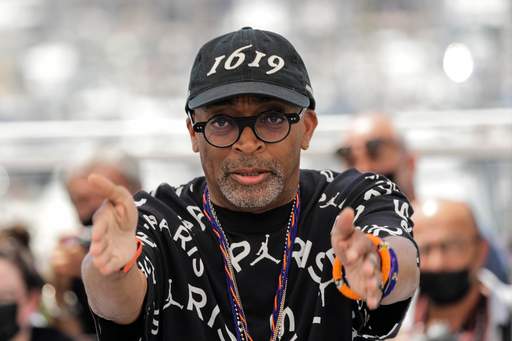 Spike Lee, presidente del jurado, posa el primer día de la 74ta edición del Festival Internacional de Cine de Cannes, en el sur de Francia, el martes 6 de julio de 2021. 