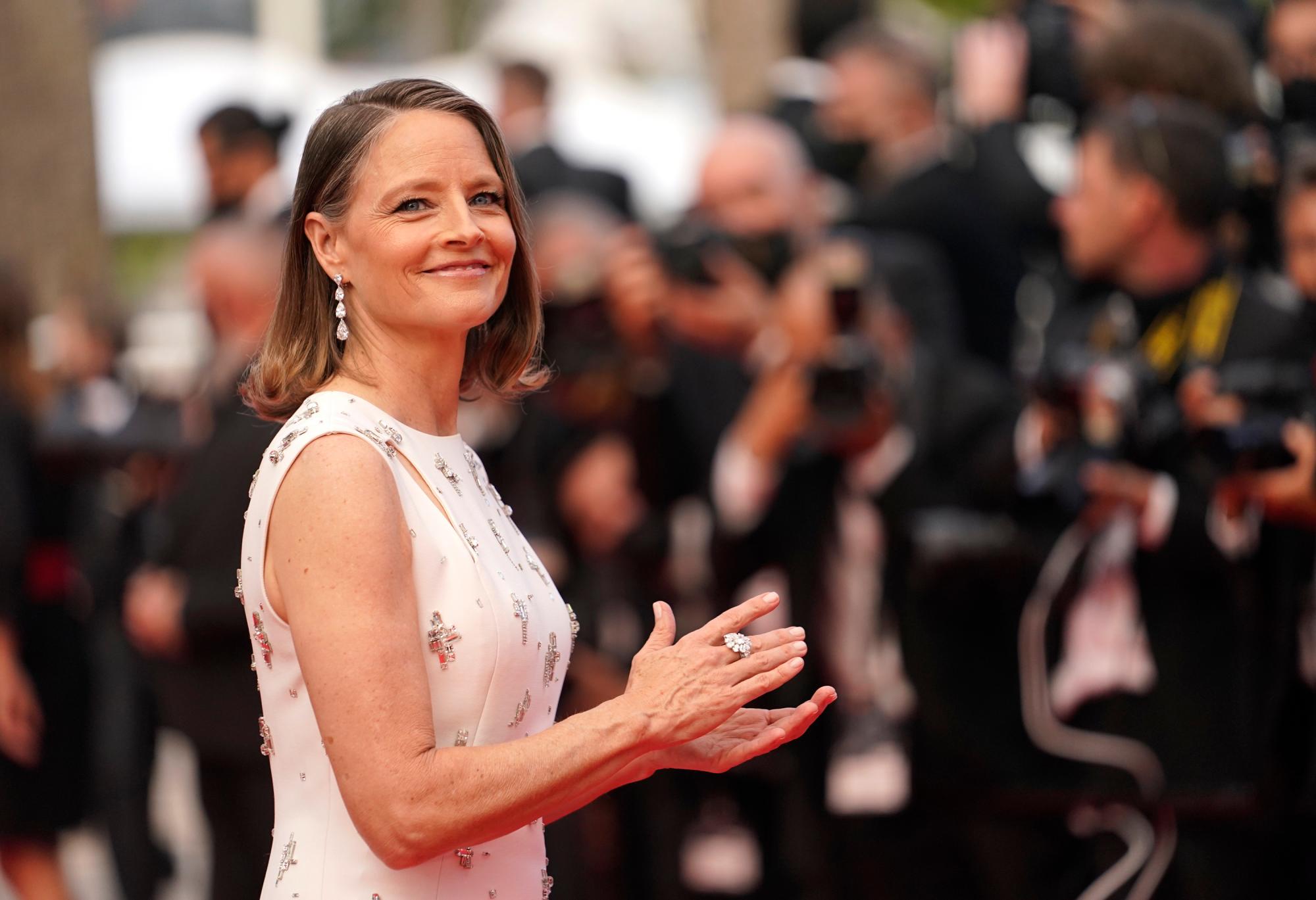 Jodie Foster posa al llegar al estreno de la película “Annette” la noche inaugural del Festival Internacional de Cine de Cannes, el martes 6 de julio de 2021 en Cannes, Francia. 