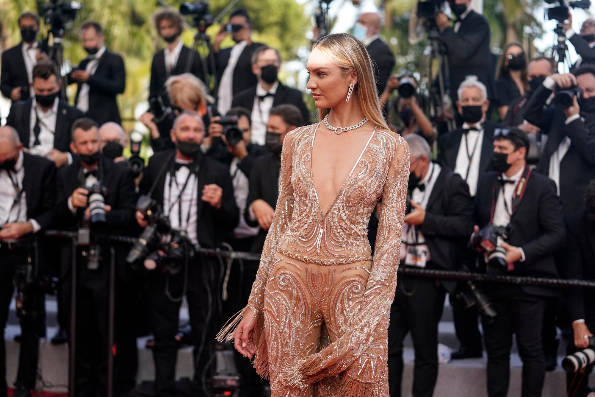 La modelo Candice Swanepoel posa al llegar al estreno de la película “Annette” la noche inaugural del Festival Internacional de Cine de Cannes, el martes 6 de julio de 2021 en Cannes, Francia. 