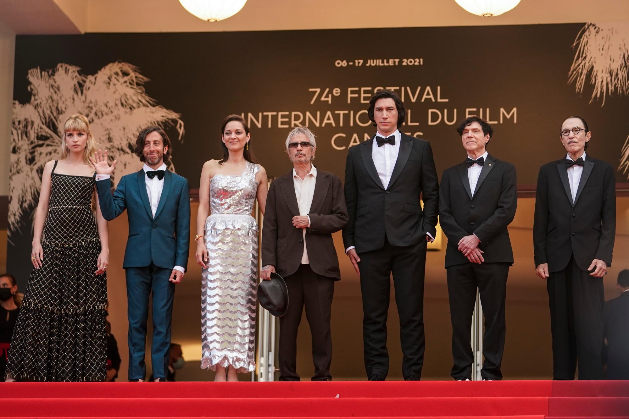 De izquierda a derecha, Angele, Simon Helberg, Marion Cotillard, el director Leos Carax, Adam Driver, Russell Mael y Ron Mael posan al llegar al estreno de su película “Annette” la noche inaugural del Festival de Cine de Cannes, en el sur de Francia, el martes 6 de julio de 2021.