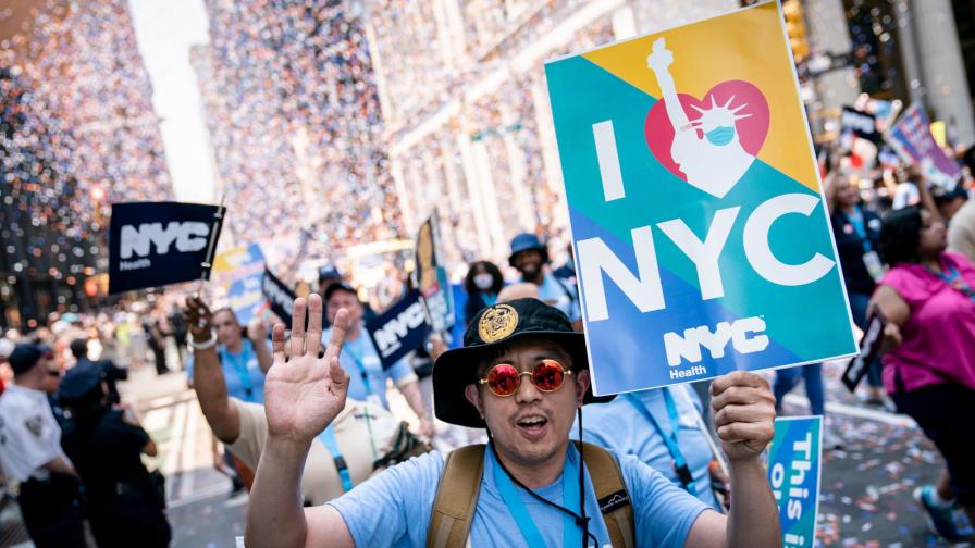 Nueva York celebra el fin de las restricciones con un desfile sin mascarillas