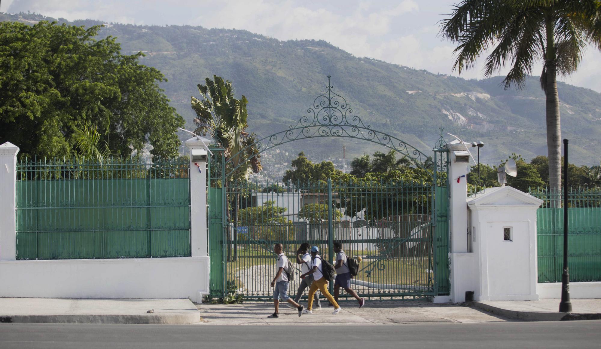 Un grupo de peatones pasa por el Palacio Nacional en Puerto Príncipe, Haití, el miércoles 7 de julio de 2021. Un escuadrón de hombres armados asesinó al presidente haitiano Jovenel Moise e hirió a su esposa en una redada nocturna en su casa el miércoles (AP Photo / Joseph Odelyn)