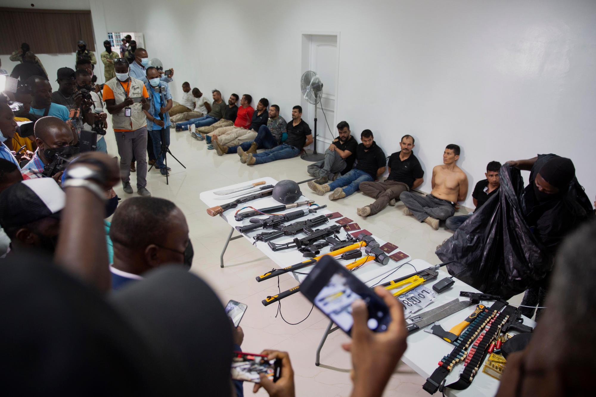 Los sospechosos del asesinato del presidente de Haití, Jovenel Moïse, son mostrados a los medios de comunicación, junto con las armas y el equipo que presuntamente utilizaron en el ataque, en la Dirección General de la policía en Puerto Príncipe, Haití, el jueves 8 de julio de 2021. .
