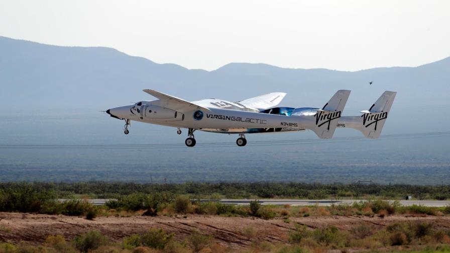 El millonario Richard Branson despega hacia el espacio en su nave de Virgin Galactic