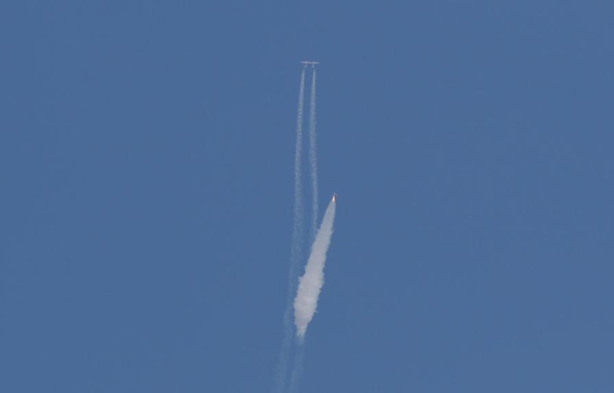 La aeronave en la que viaja el millonario Richard Branson llega al espacio