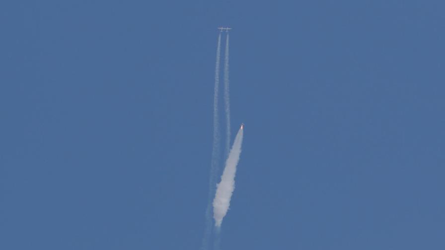 La aeronave en la que viaja el millonario Richard Branson llega al espacio