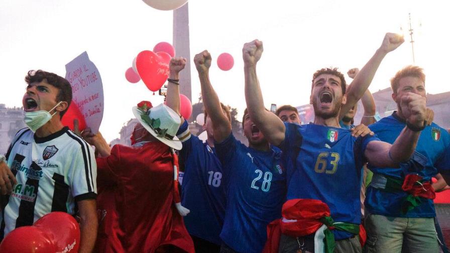 ‘¡Campioni!’ Italia se abraza para celebrar su Eurocopa y olvidar la pandemia