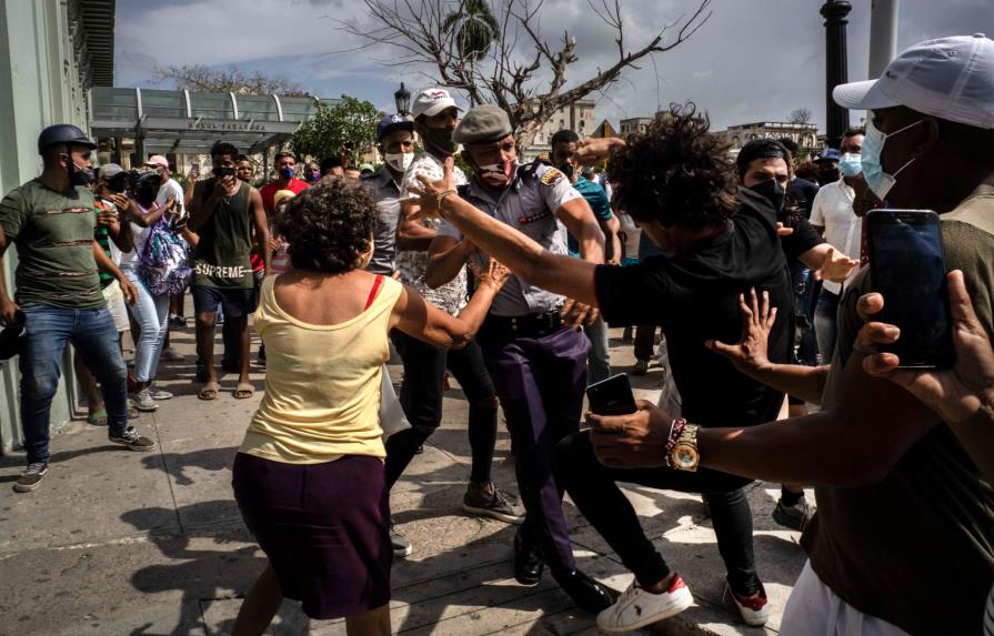 Cuba niega “estallido social” en protestas que dejan un muerto y más de 100 detenidos