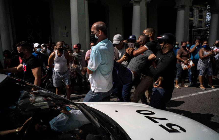 Maduro ofrece “todo el apoyo” al “gobierno revolucionario” de Cuba tras protestas