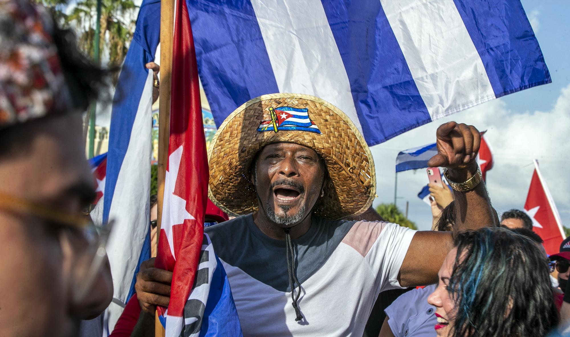 Exiliados cubanos se manifiestan en el restaurante Versailles en la Pequeña Habana de Miami en apoyo de los manifestantes en Cuba mientras miles de cubanos salieron a las calles en raras protestas el domingo 11 de julio de 2021 para quejarse de la falta de libertad y el empeoramiento de la situación económica. (Pedro Portal / Miami Herald vía AP)