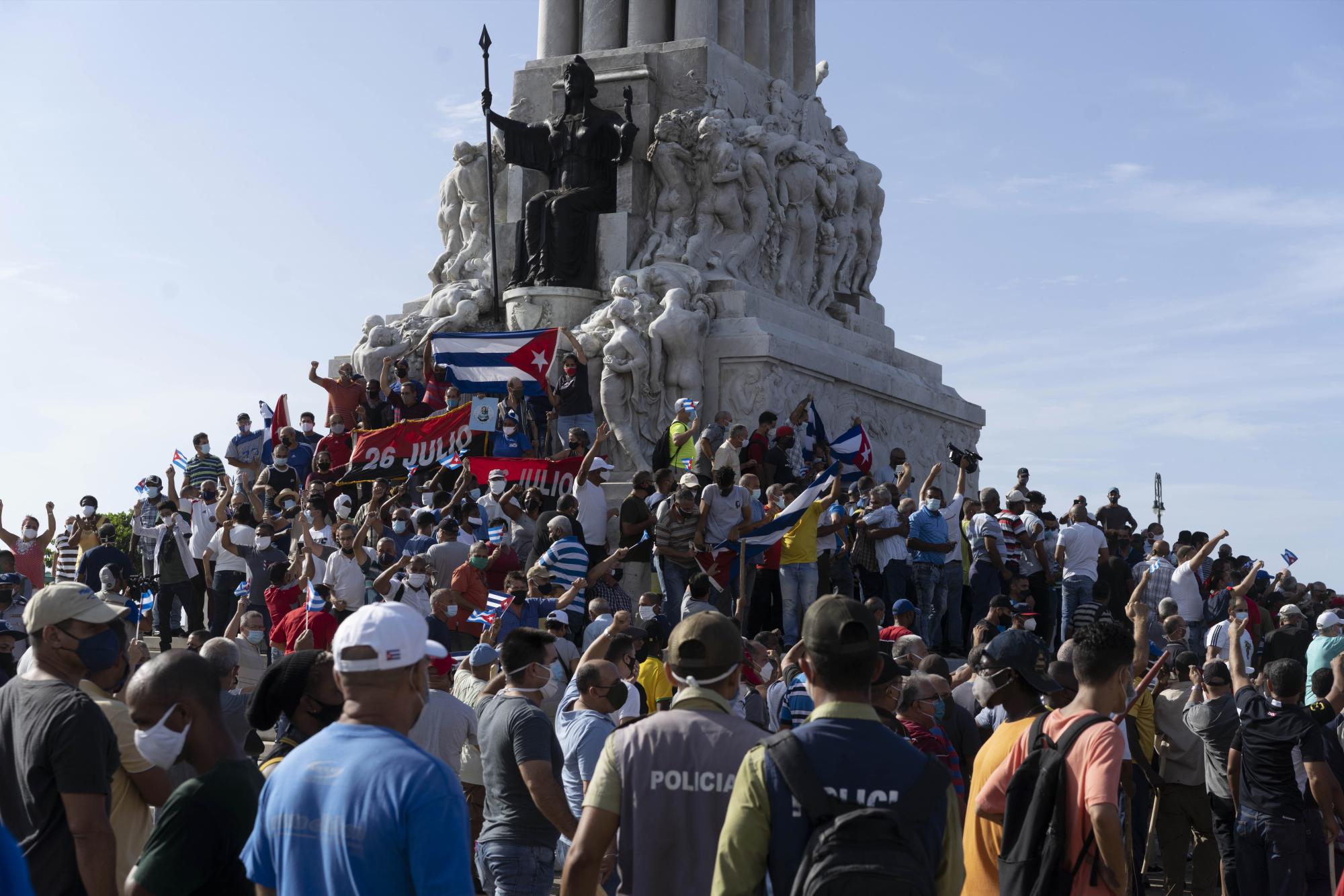 Simpatizantes del gobierno se reúnen en el monumento a Máximo Gómez en La Habana, Cuba, el domingo 11 de julio de 2021. Partidarios del gobierno salieron a las calles en el momento en que cientos más protestaron contra la escasez de alimentos y los altos precios de los alimentos. (AP Photo / Eliana Aponte)