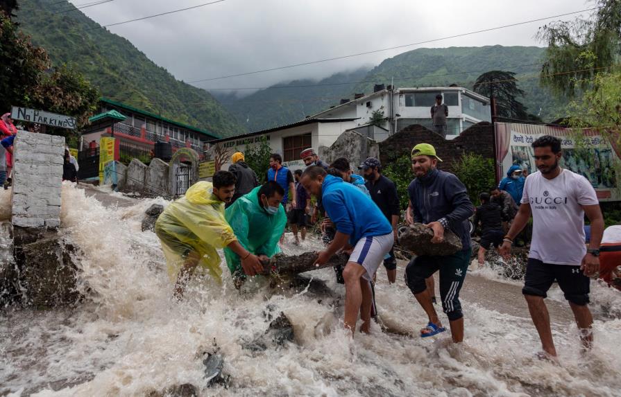 La India busca supervivientes tras lluvias que dejaron un centenar de muertos