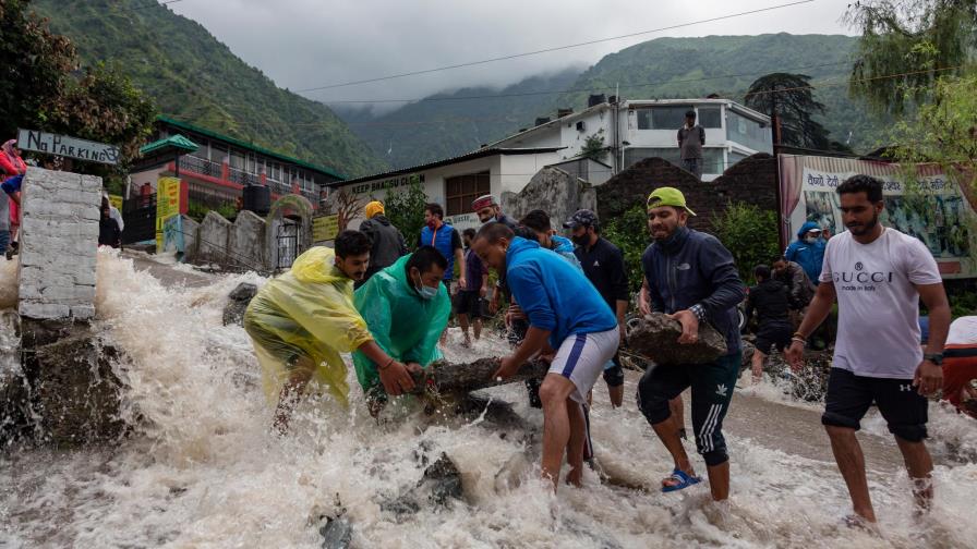 La India busca supervivientes tras lluvias que dejaron un centenar de muertos