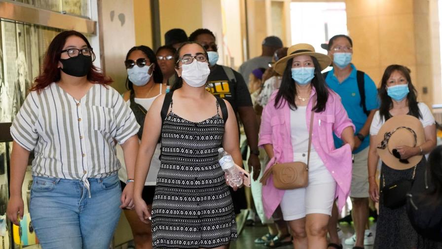 Vacuna o no, mascarilla es nuevamente obligatoria en recintos de Los Angeles