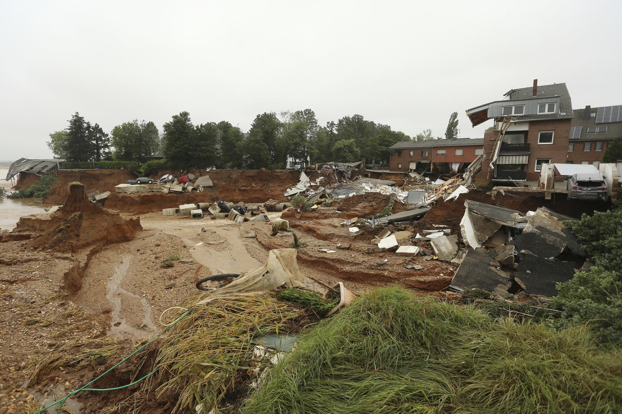 Escombros de casas derrumbadas son imágenes en el distrito Blessem de Erftstadt, Alemania, el viernes 16 de julio de 2021. Las fuertes lluvias provocaron deslizamientos de tierra e inundaciones en la parte occidental de Alemania. (David Young / dpa vía AP)