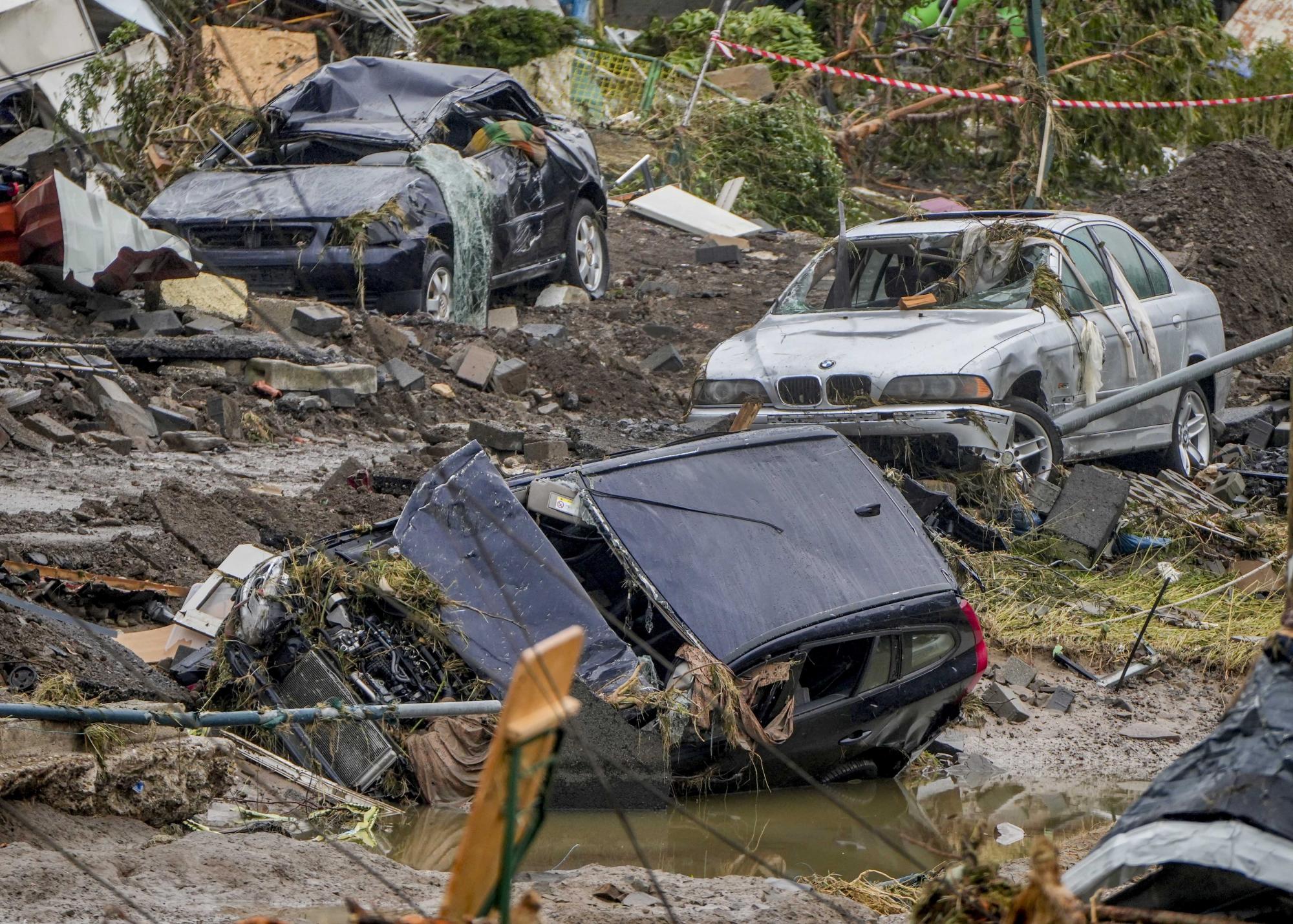 Los autos dañados yacen en las orillas del río Ahr en Schuld, Alemania, el viernes 16 de julio de 2021. Dos días antes de que el río Ahr se desbordara después de que las fuertes lluvias causaron varias muertes y cientos de personas desaparecidas. (Foto AP / Michael Probst)