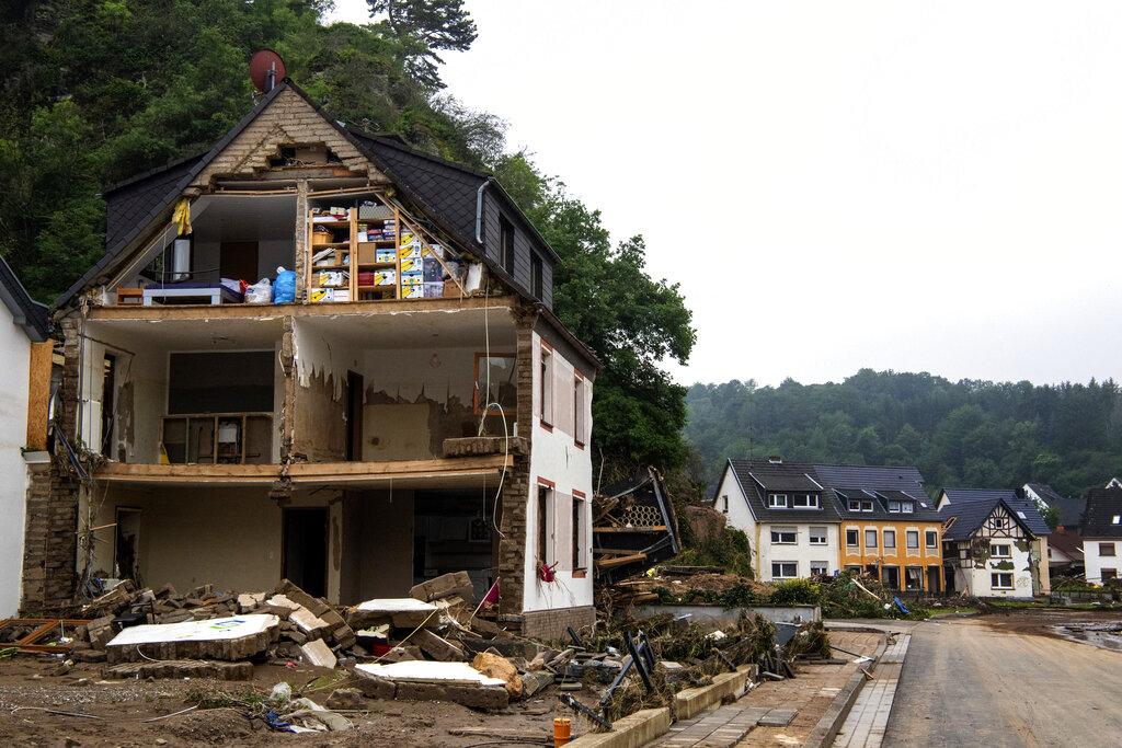Una casa destruida se ve en Altenahr, en el oeste de Alemania, el sábado 17 de julio de 2021. Las fuertes lluvias provocaron deslizamientos de tierra e inundaciones en la parte occidental de Alemania.  (Lino Mirgeler / dpa vía AP)