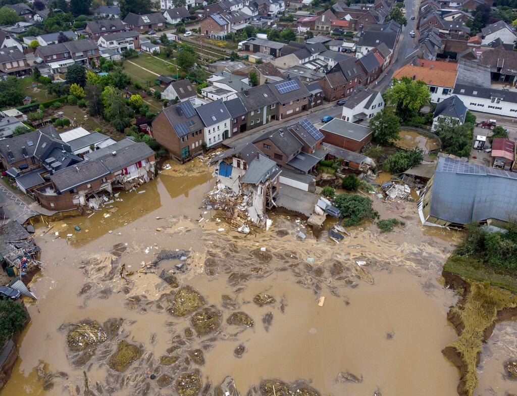 Un fotografía captada desde un dron muestra casas destruidas en Erftstadt-Blessem, Alemania, el sábado 17 de julio de 2021. Debido a las fuertes lluvias, el pequeño río Erft pasó por encima de las orillas causando daños masivos. (Foto AP / Michael Probst)