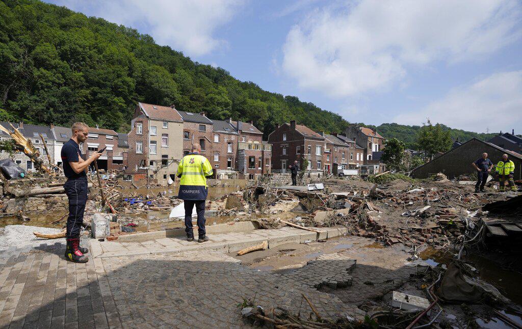 Los bomberos inspeccionan los daños después de las inundaciones en Pepinster, Bélgica, el sábado 17 de julio de 2021. Residentes de varias provincias estaban limpiando después de que las graves inundaciones en Alemania y Bélgica. (Foto AP / Virginia Mayo)
