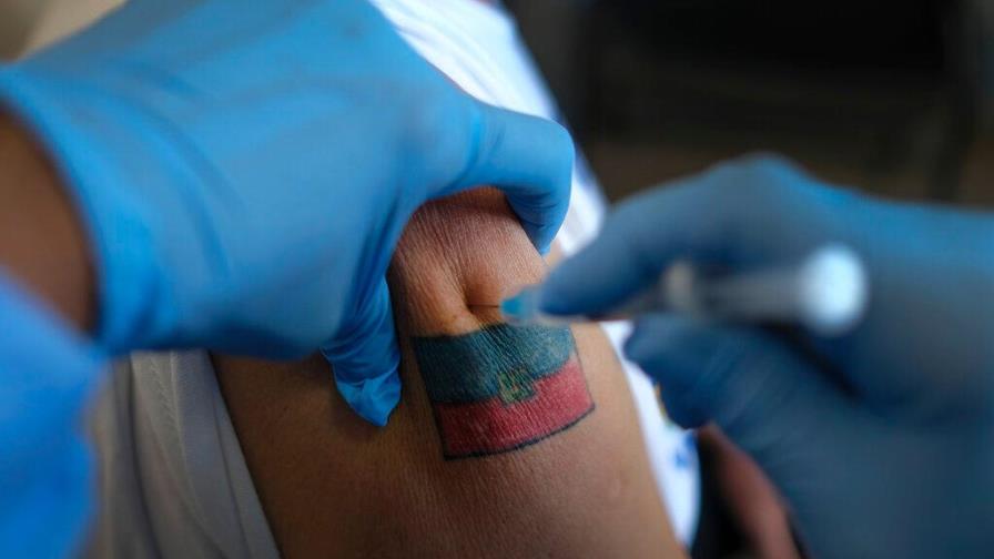 Centros de Puerto Príncipe aplican primeras vacunas a ritmo lento y constante