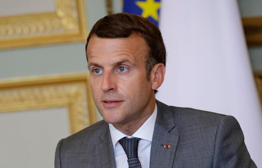 Macron responde a antivacunas mientras su certificado sanitario se ralentiza