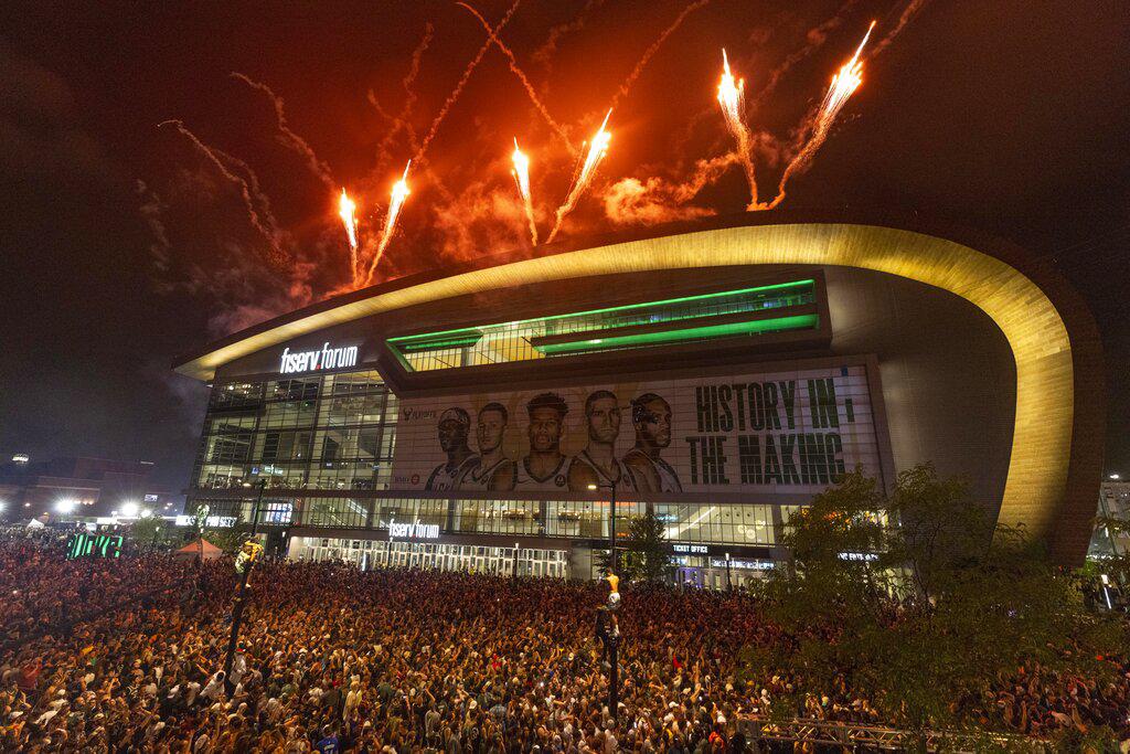 Los fuegos artificiales explotaron sobre el Fiserv Forum luego de que los Milwaukee Bucks derrotaran a los Phoenix Suns en el Juego 6 de las finales de baloncesto de la NBA el martes 20 de julio de 2021 en Milwaukee. (Foto AP / Jeffrey Phelps)
