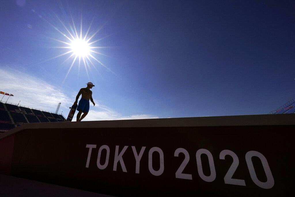 El francés Aurelien Giraud entrena durante una sesión de práctica de skate en la calle en los Juegos Olímpicos de Verano de 2020, el miércoles 21 de julio de 2021, en Tokio, Japón. (Foto AP / Gregory Bull)