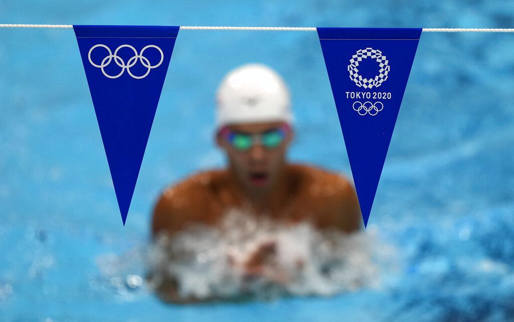 Atletas se ejercitan durante una sesión de entrenamiento de natación en el Centro Acuático de Tokio en los Juegos Olímpicos de Verano de 2020, el miércoles 21 de julio de 2021, en Tokio, Japón. (Foto AP / Martin Meissner)
