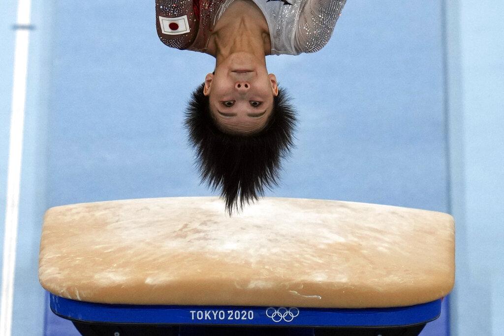 Mai Murakami de Japón entrena en la bóveda durante una sesión de práctica de gimnasia antes de los Juegos Olímpicos de Verano de 2020, el jueves 22 de julio de 2021, en Tokio, Japón. (Foto AP / Gregory Bull)