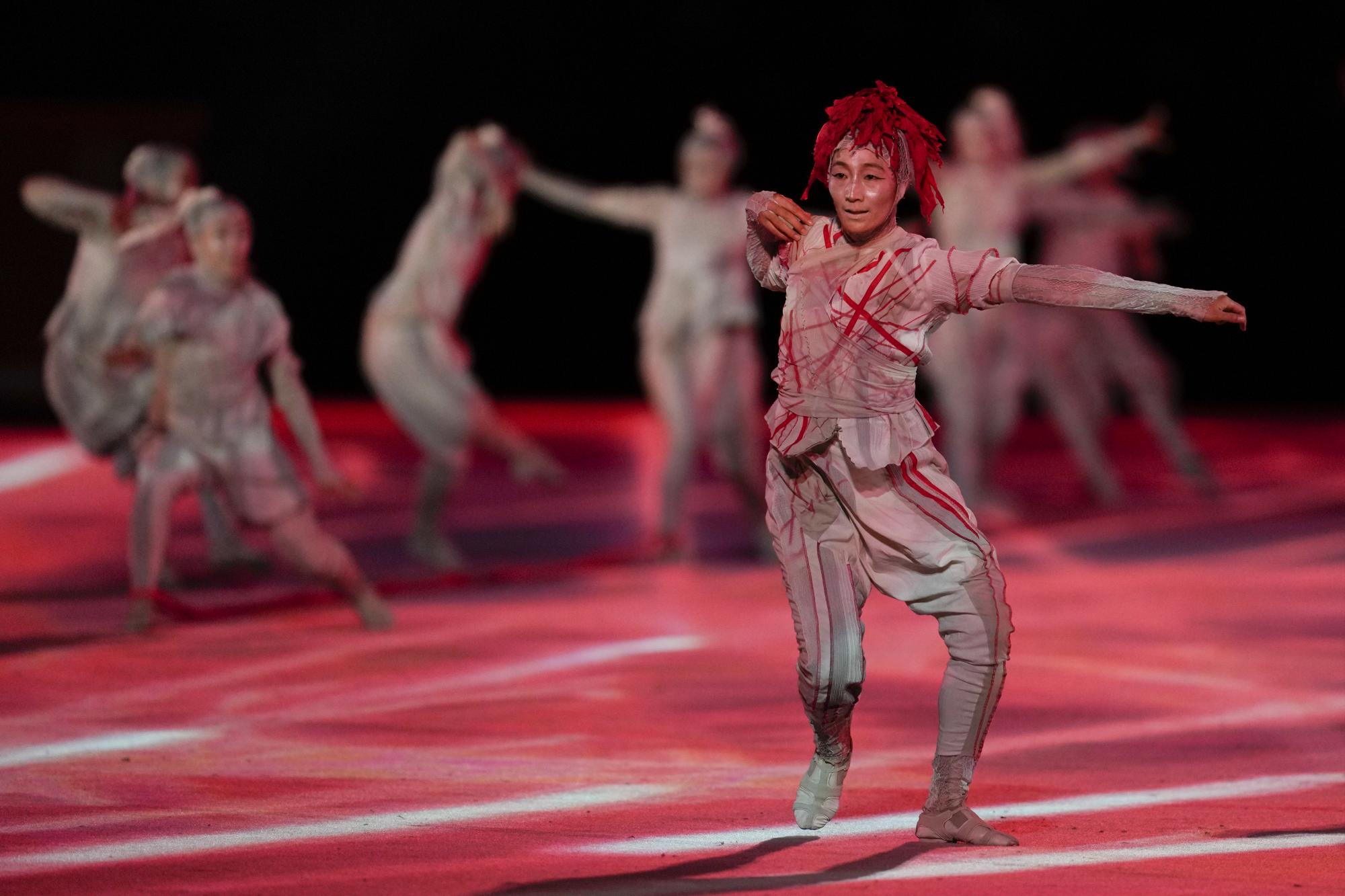 Los bailarines actúan durante la ceremonia de apertura en el Estadio Olímpico de los Juegos Olímpicos de Verano de 2020, el viernes 23 de julio de 2021, en Tokio, Japón. (Foto AP / Natacha Pisarenko)