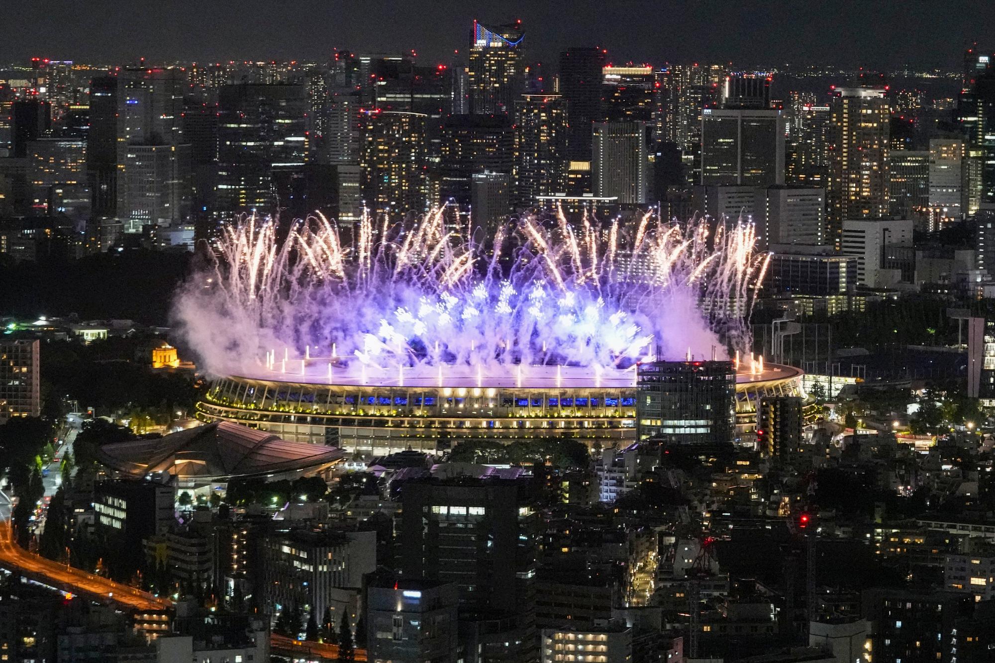 Los fuegos artificiales se iluminan sobre el Estadio Nacional durante la ceremonia de apertura de los Juegos Olímpicos de Tokio 2020, el viernes 23 de julio de 2021, en Tokio. (Foto AP / Kiichiro Sato)