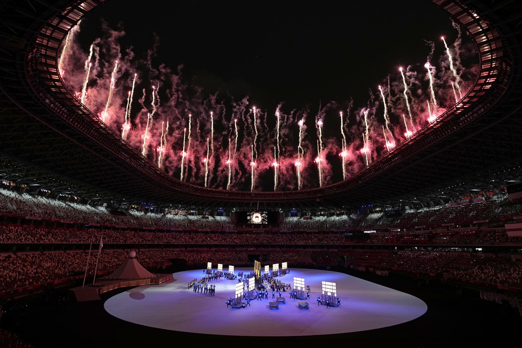 Los fuegos artificiales estallan durante la ceremonia de apertura en el Estadio Olímpico de los Juegos Olímpicos de Verano de 2020, el viernes 23 de julio de 2021, en Tokio, Japón. (Foto AP / David J. Phillip)