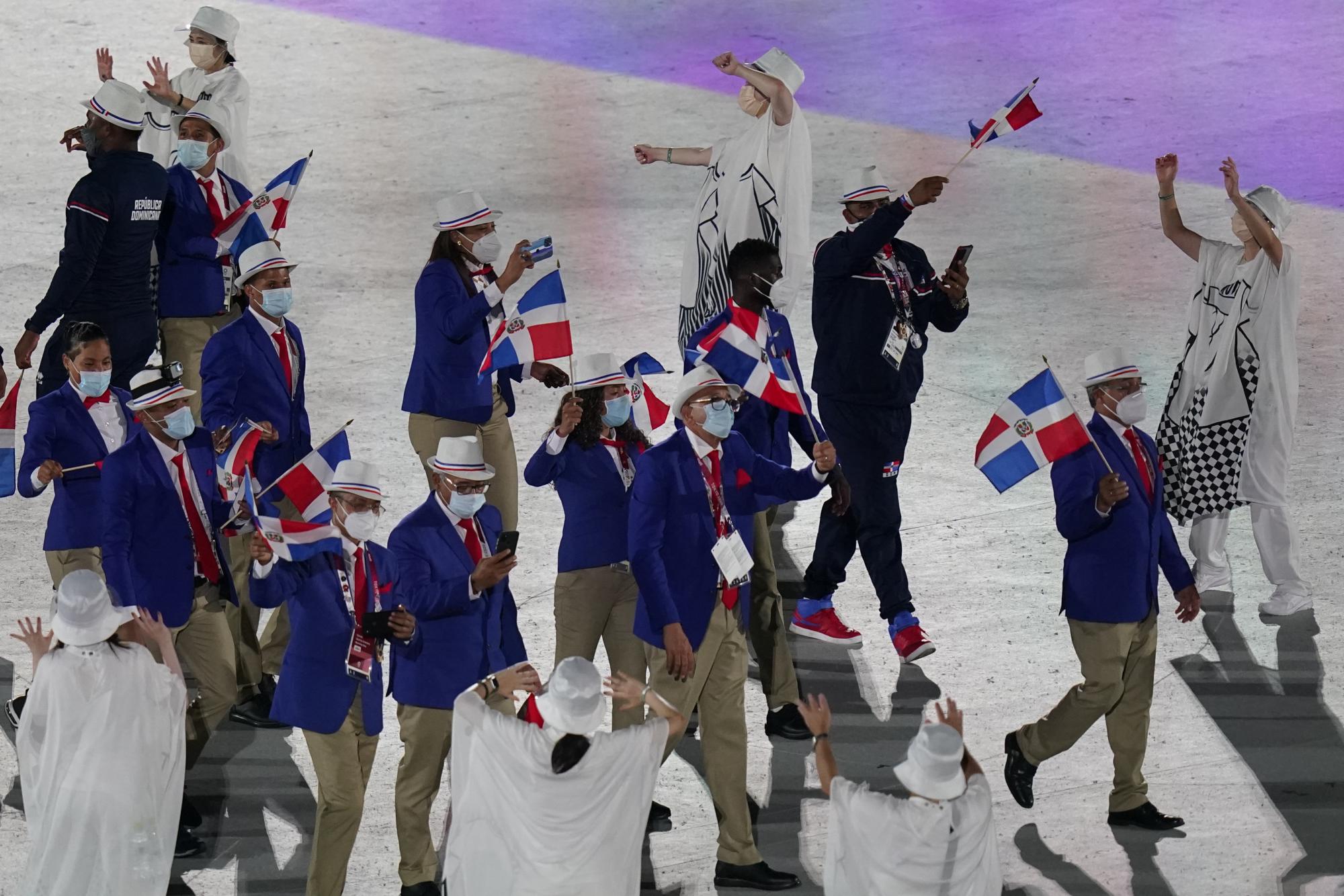 Atletas de República Dominicana saludan durante la ceremonia de apertura en el Estadio Olímpico de los Juegos Olímpicos de Verano de 2020, el viernes 23 de julio de 2021, en Tokio, Japón. (Foto AP / Patrick Semansky)