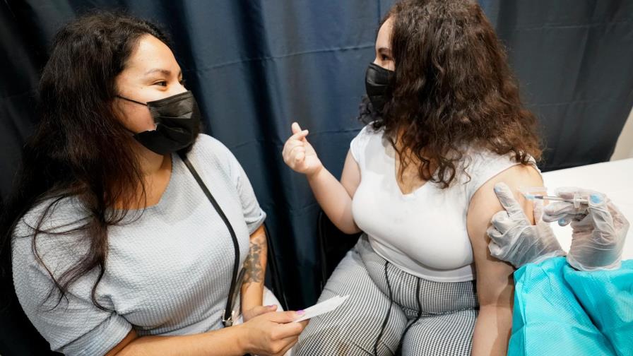 Estadounidenses vacunados contra COVID-19 culpan a los no inmunizados de prolongar pandemia