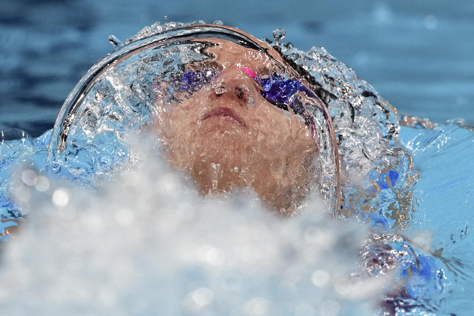 Regan Smith, de Estados Unidos, nada en la final de los 100 metros espalda femeninos en los Juegos Olímpicos de Verano de 2020, el martes 27 de julio de 2021, en Tokio, Japón. (Foto AP / Matthias Schrader)