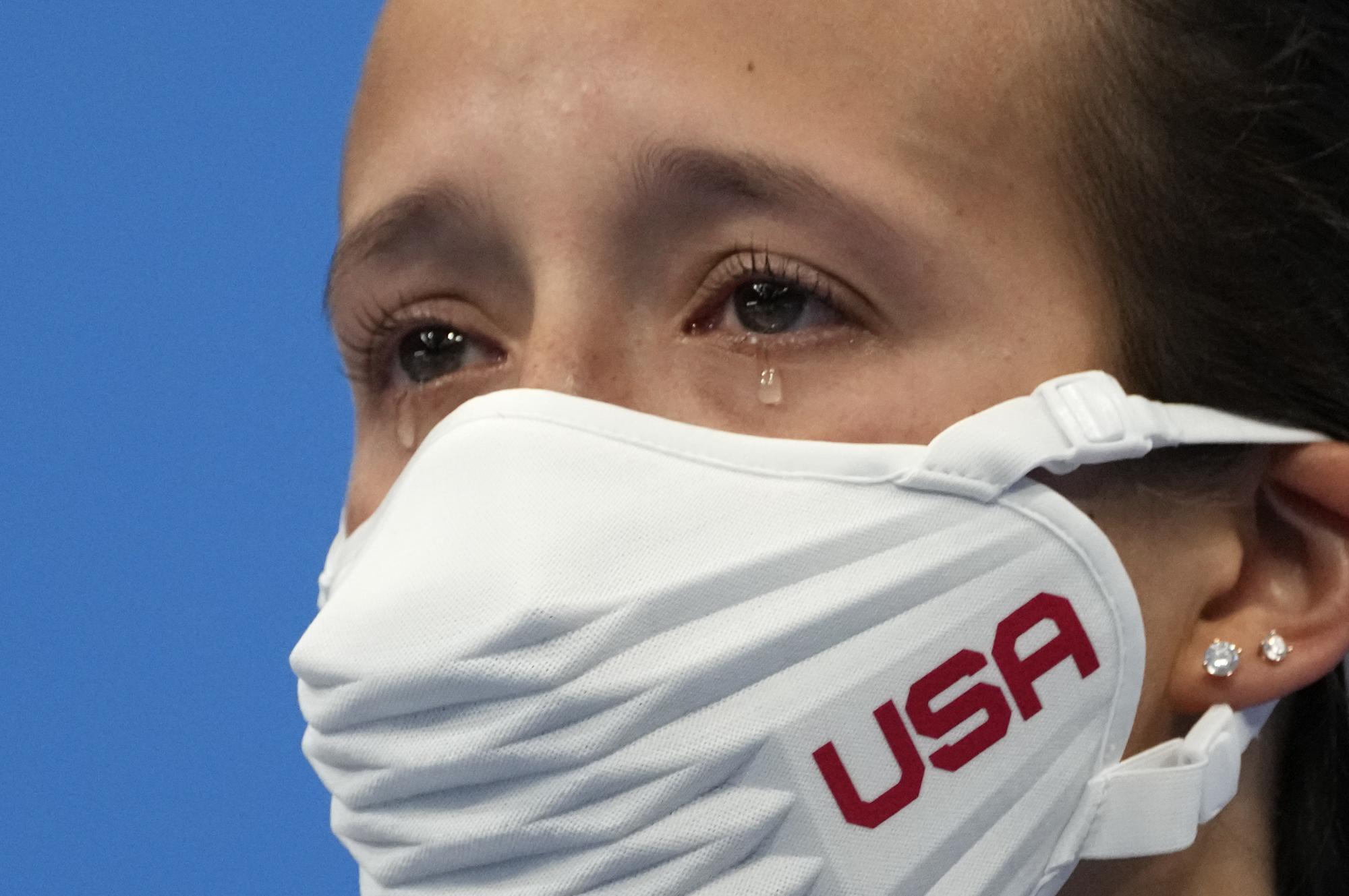 Jessica Parratto, de Estados Unidos, reacciona luego de ganar una medalla de plata en la final femenina de clavados sincronizados de plataforma de 10 metros en el Centro Acuático de Tokio en los Juegos Olímpicos de Verano de 2020, el martes 27 de julio de 2021 en Tokio, Japón. (Foto AP / Dmitri Lovetsky)