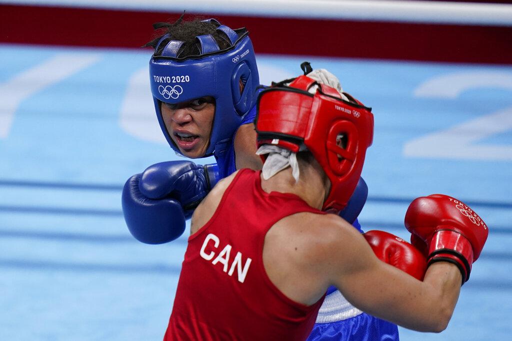 La canadiense Myriam da Silva, a la derecha, intercambia golpes con María Altagracia Moronta Hernández, de la República Dominicana, durante su combate de boxeo femenino de peso welter de 69 kg en los Juegos Olímpicos de Verano de 2020, el martes 27 de julio de 2021, en Tokio, Japón. (Foto AP / Frank Franklin II)