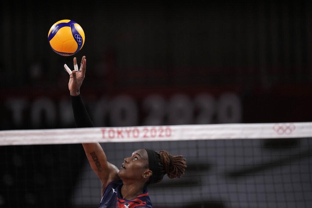 Brayelin Elizabeth Martinez de República Dominicana golpea el balón durante un partido de la ronda preliminar del grupo A de voleibol femenino contra Brasil, en los Juegos Olímpicos de Verano de 2020, el martes 27 de julio de 2021, en Tokio, Japón. (Foto AP / Manu Fernandez)