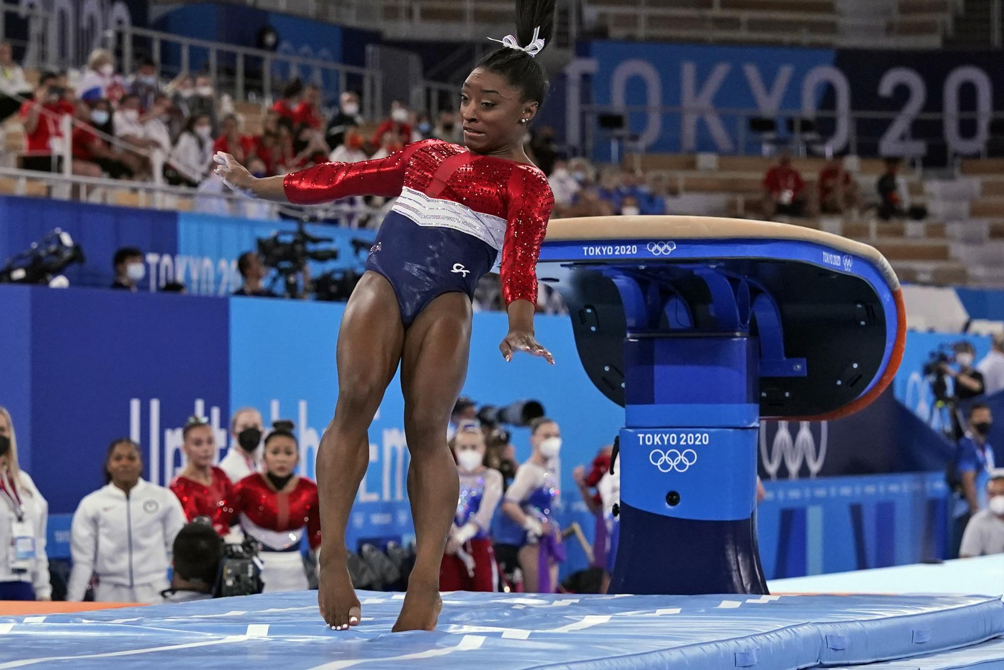 Simone Biles, de Estados Unidos, aterriza desde la bóveda durante la final femenina de gimnasia artística en los Juegos Olímpicos de Verano de 2020, el martes 27 de julio de 2021, en Tokio. (Foto AP / Gregory Bull)
