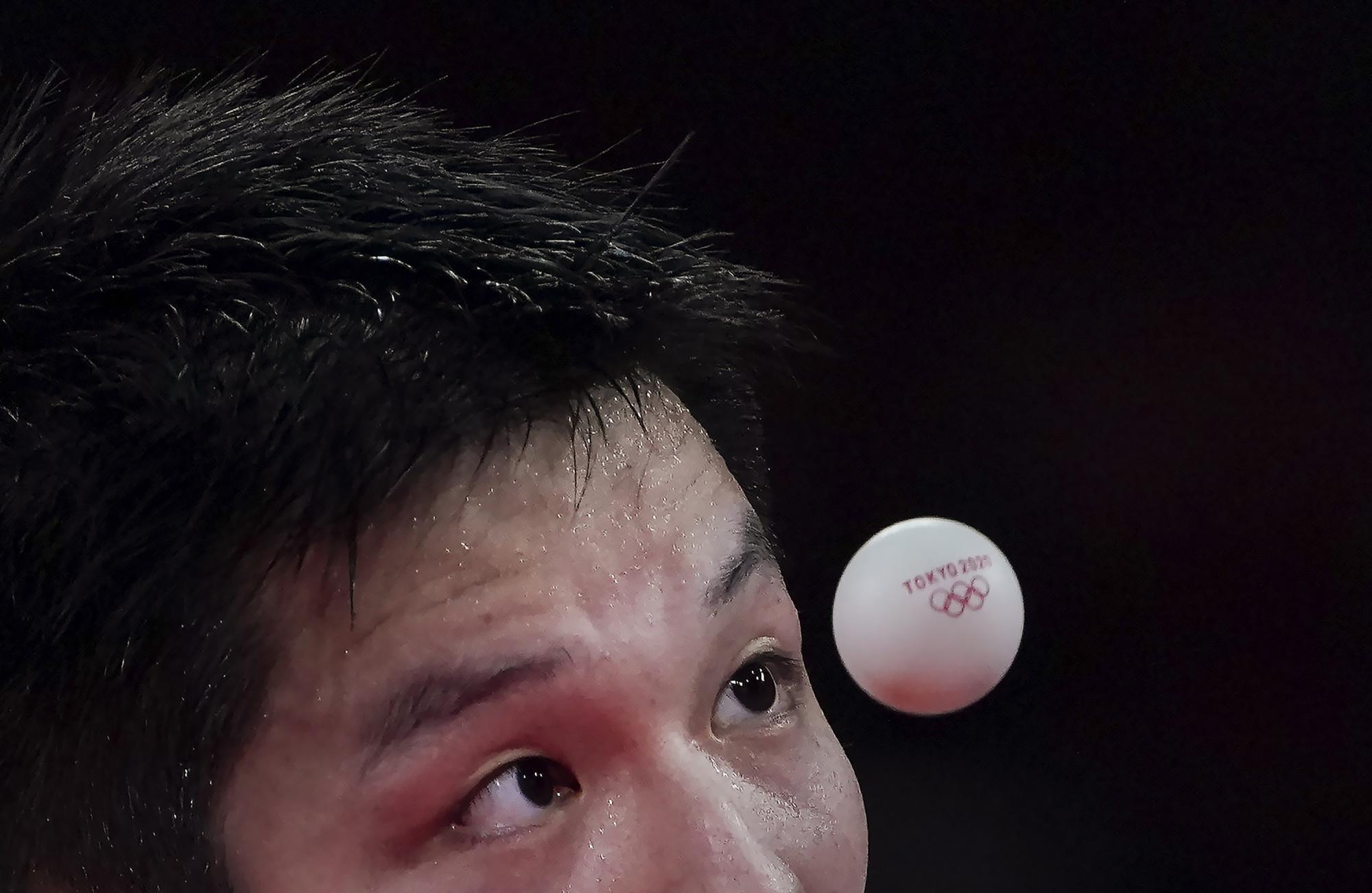 Fan Zhendong de China mira el balón mientras compite contra Jeoung Young-sik, de Corea del Sur, en los cuartos de final de Tenis de Mesa durante los Juegos Olímpicos de Tokio de verano en Tokio, el miércoles 28 de julio de 2021 (Nathan Denette / The Canadian Press vía AP)