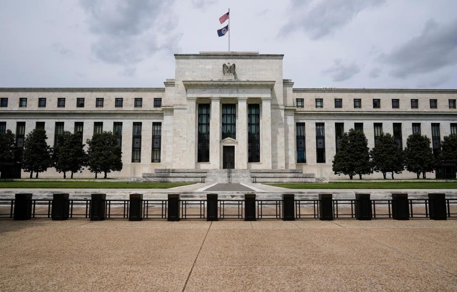 La Fed destaca el “progreso” económico de EE.UU. pero prevé meses de inflación