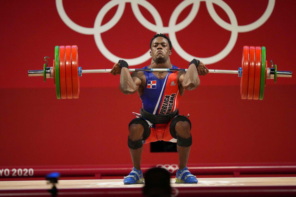 Zacarias Bonnat Michel de República Dominicana compite en el evento de levantamiento de pesas masculino de 81 kg, en los Juegos Olímpicos de Verano de 2020, el sábado 31 de julio de 2021, en Tokio, Japón. (Foto AP / Luca Bruno)