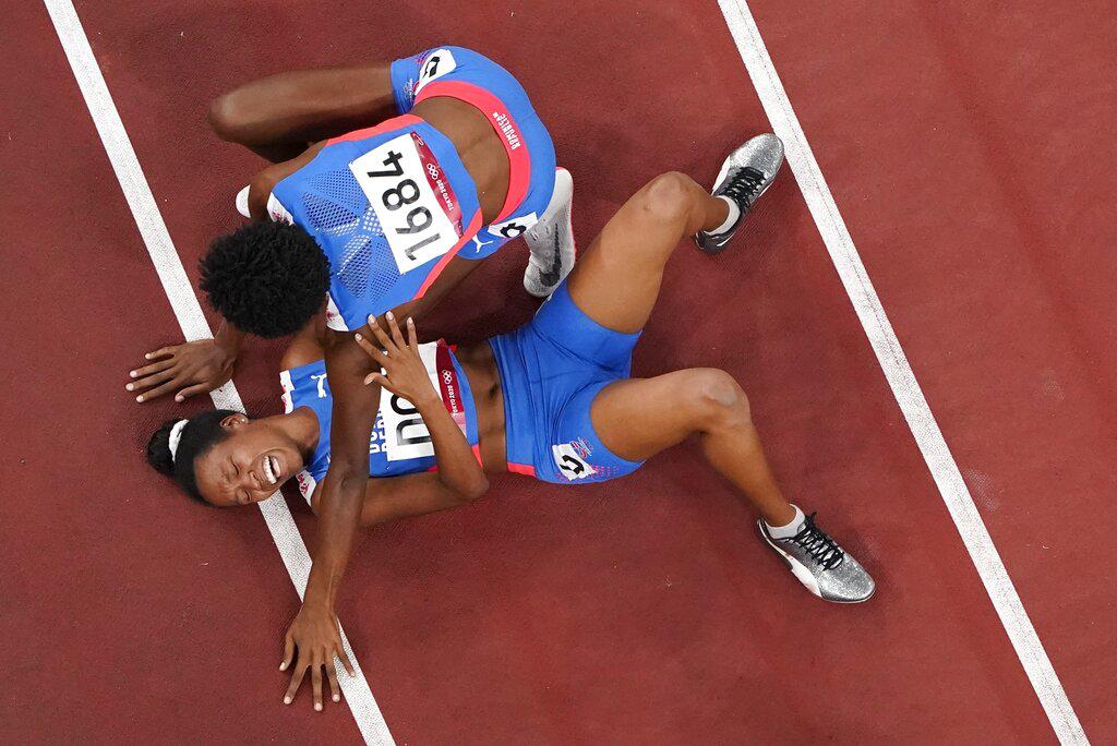 Marileidy Paulino y Anabel Medina Ventura de la República Dominicana celebran su medalla de plata en el relevo mixto de 4 x 400 metros en los Juegos Olímpicos de Verano de 2020, el sábado 31 de julio de 2021 en Tokio. (Foto AP / Morry Gash)