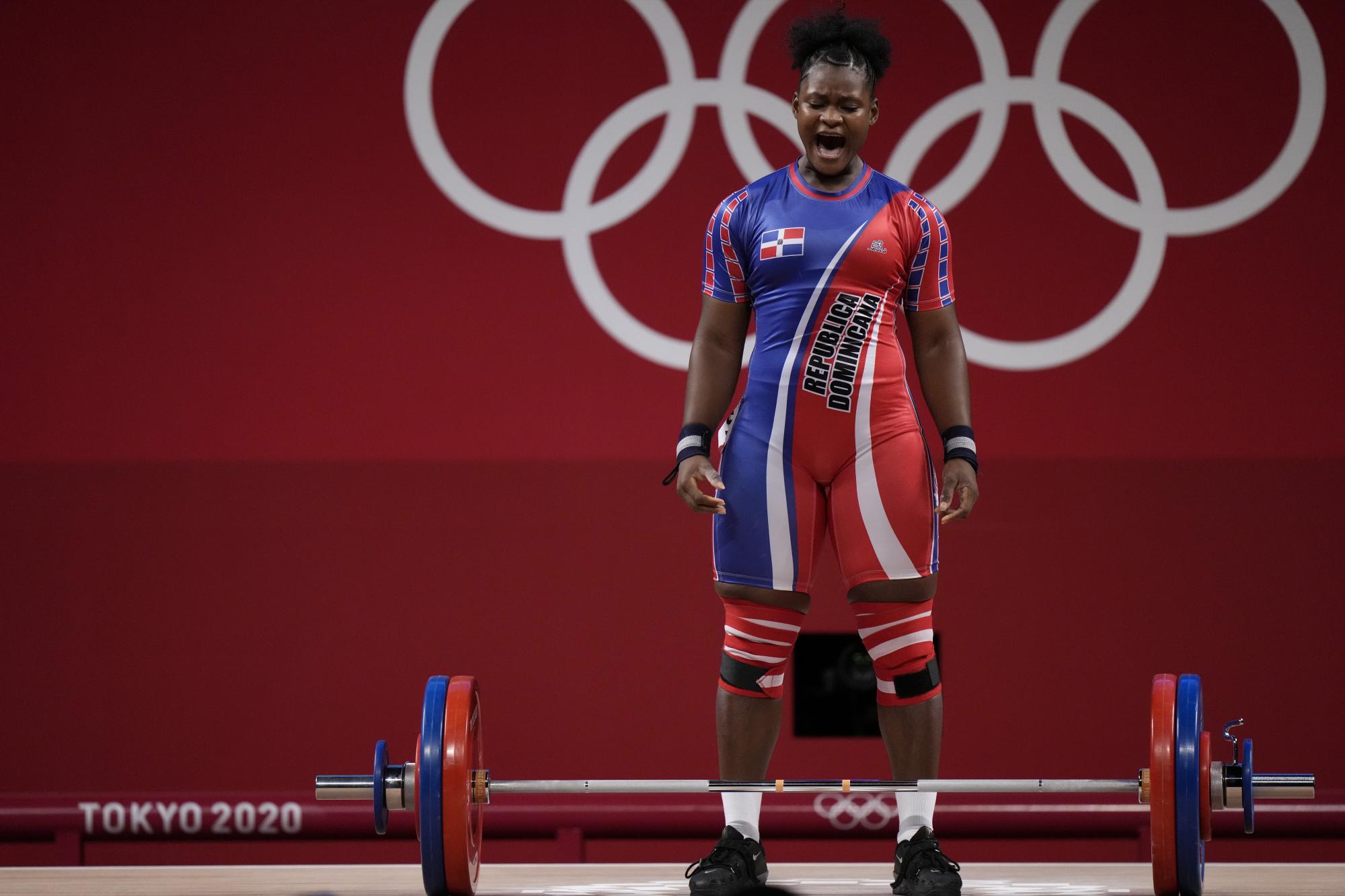 Crismery Dominga Santana Peguero de República Dominicana reacciona después de un levantamiento, en el evento de levantamiento de pesas femenino de 87 kg en los Juegos Olímpicos de Verano de 2020, el lunes 2 de agosto de 2021 en Tokio, Japón. (Foto AP / Luca Bruno)