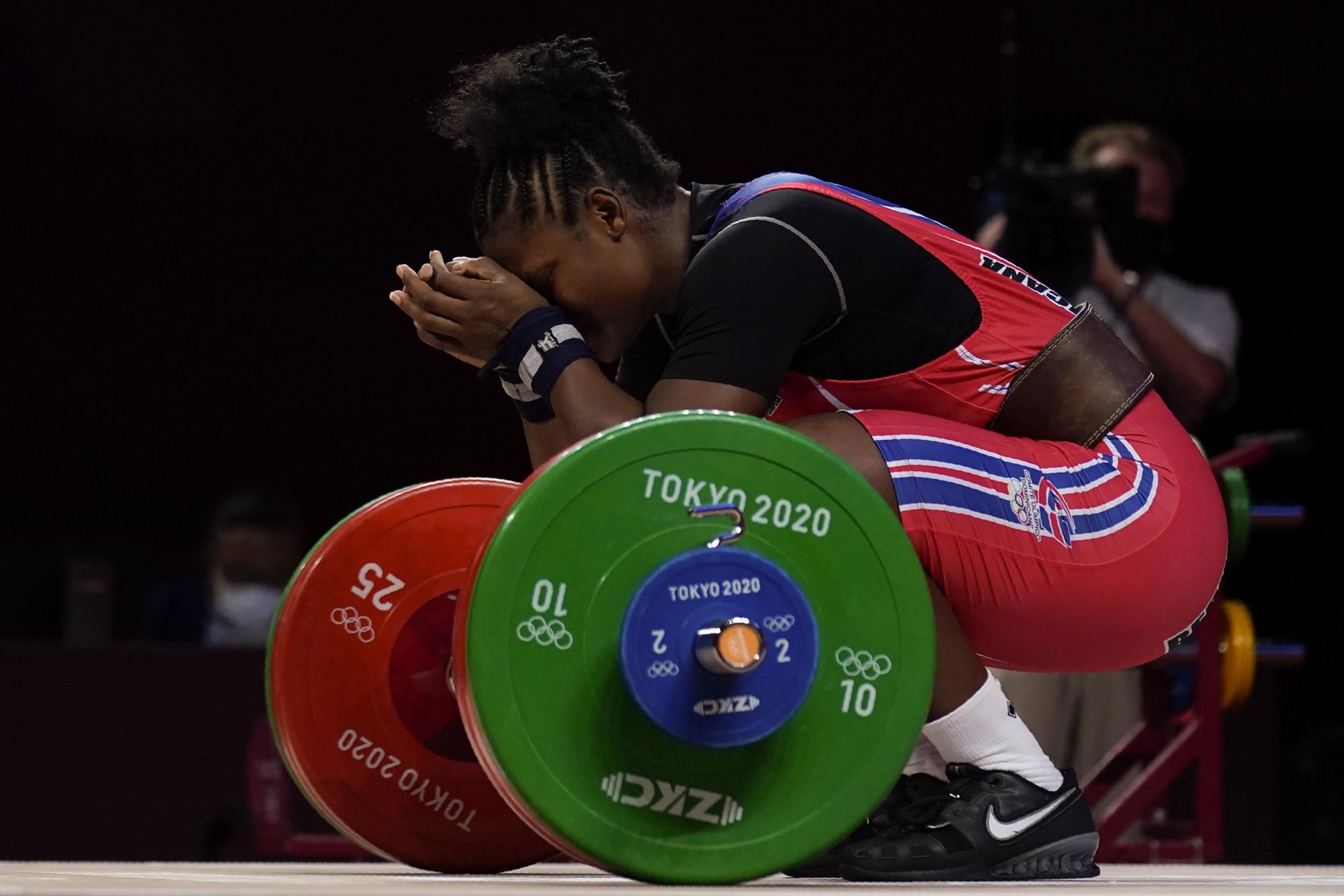 Crismery Dominga Santana Peguero de República Dominicana reacciona después de un levantamiento fallido, en el evento de levantamiento de pesas femenino de 87 kg en los Juegos Olímpicos de Verano de 2020, el lunes 2 de agosto de 2021 en Tokio, Japón. (Foto AP / Seth Wenig)