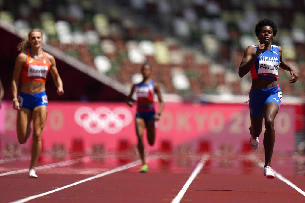 Marileidy Paulino, de República Dominicana, compite en una serie de 400 metros femeninos en los Juegos Olímpicos de Verano de 2020, el martes 3 de agosto de 2021, en Tokio. (Foto AP / Petr David Josek)