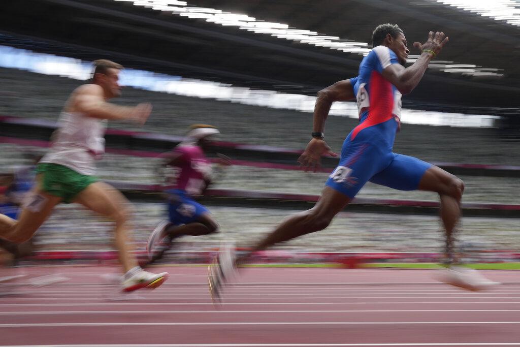 Yancarlos Martínez, de República Dominicana, compite en una serie de 200 metros masculinos en los Juegos Olímpicos de Verano de 2020, el martes 3 de agosto de 2021, en Tokio. (Foto AP / Francisco Seco)