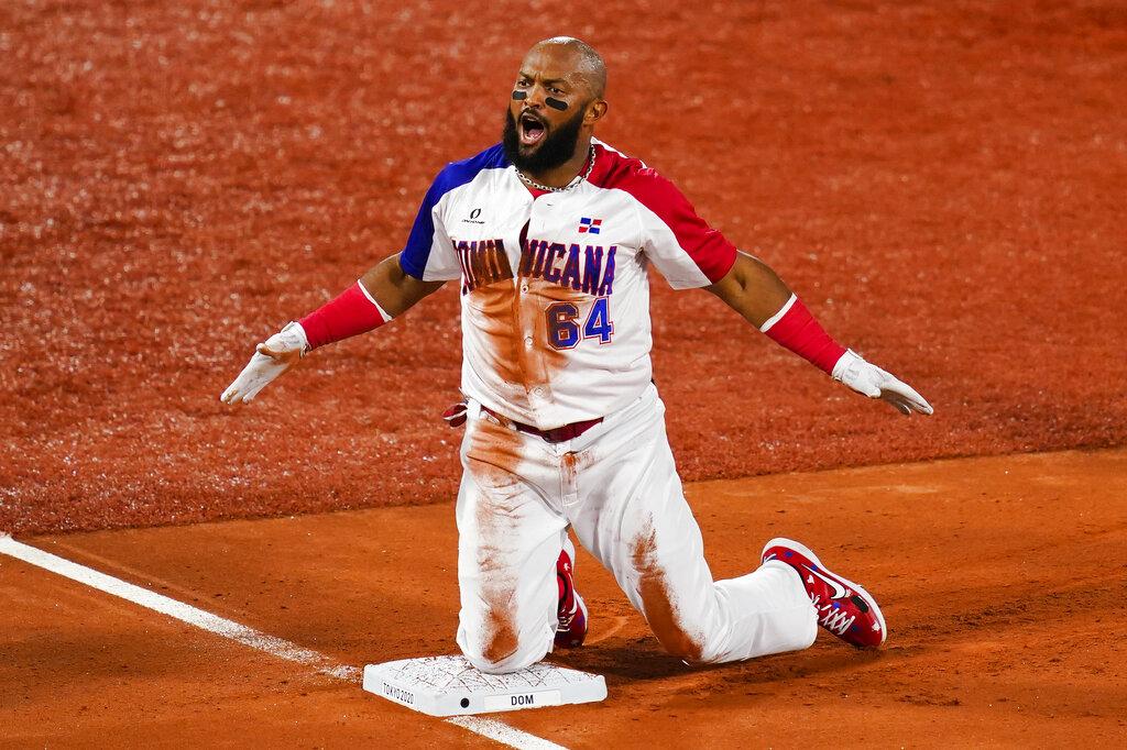 Emilio Bonifacio de República Dominicana reacciona luego de deslizarse al tercer lugar durante un juego de béisbol contra Israel en los Juegos Olímpicos de Verano de 2020, el martes 3 de agosto de 2021, en Yokohama, Japón. (Foto AP / Matt Slocum)