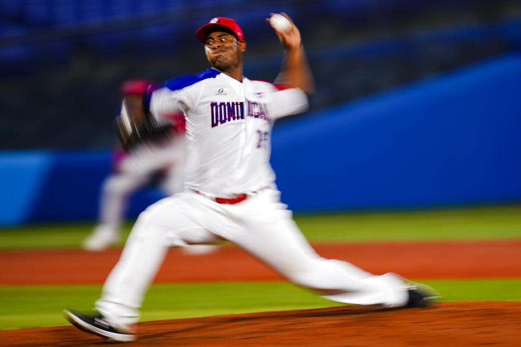 Cristopher Crisostomo de República Dominicana lanza durante un juego de béisbol contra Israel en los Juegos Olímpicos de Verano de 2020, el martes 3 de agosto de 2021, en Yokohama, Japón. (Foto AP / Matt Slocum)